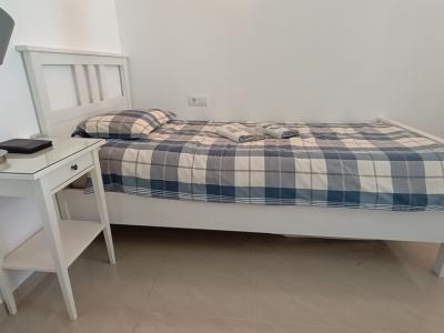 IKEA HEMNES Bett & Nachttisch + Matratze + Matratzenauflage + Lampe + Neue Bettwäsche - (2 zum Verka