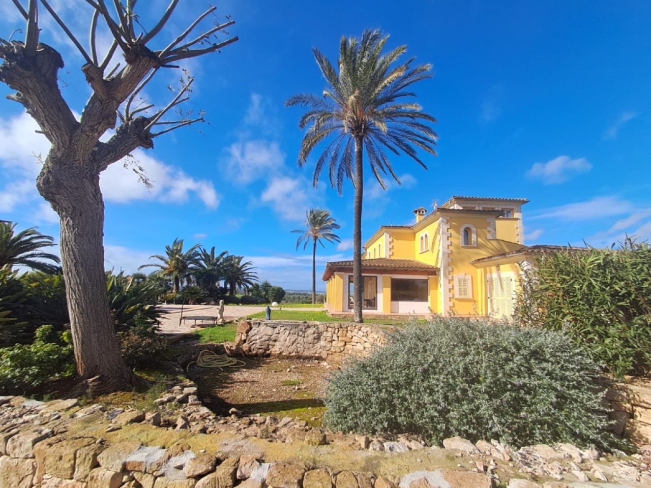Impressive finca with guest wing, heating, pool near Felanitx - Petra -- F 64