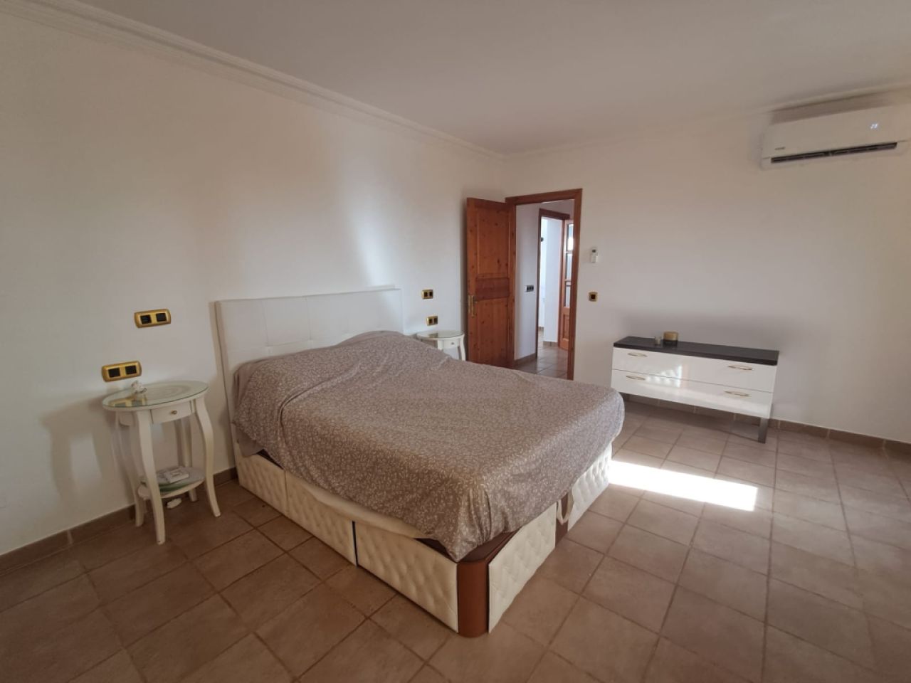 Impressive finca with guest wing, heating, pool near Felanitx - Petra -- F 64