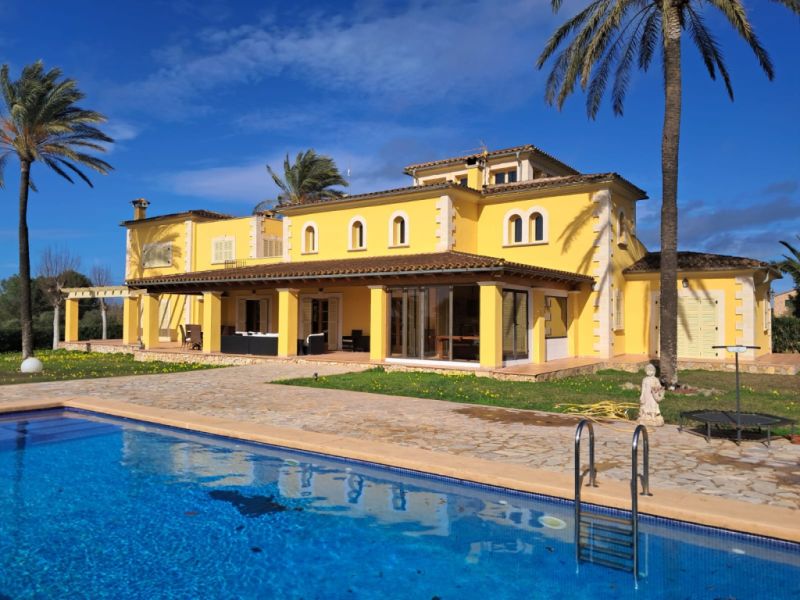 Impressive finca with guest wing, heating, pool near Felanitx - Petra -- F 64