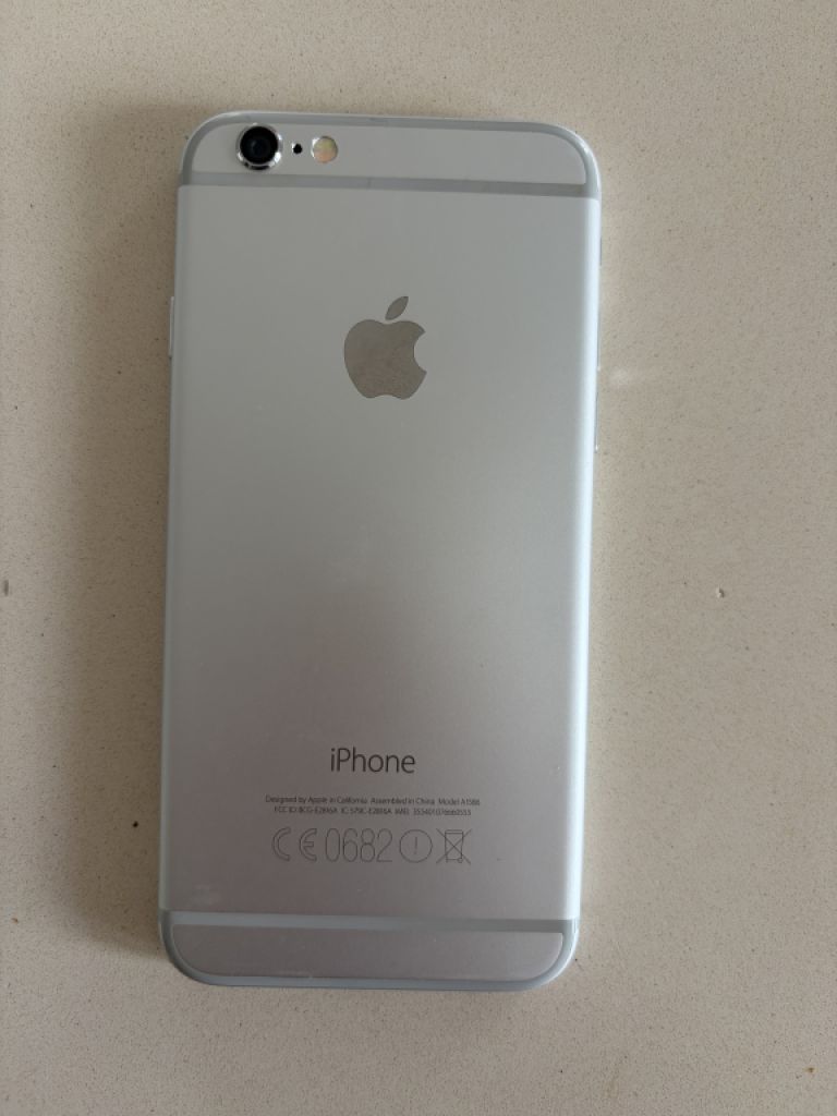 iPhone 6 64GB inklusive AirPods und Ladekabel