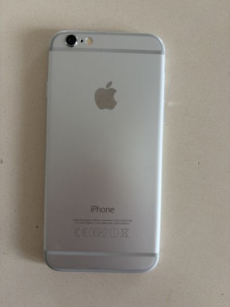 iPhone 6 64GB inklusive AirPods und Ladekabel