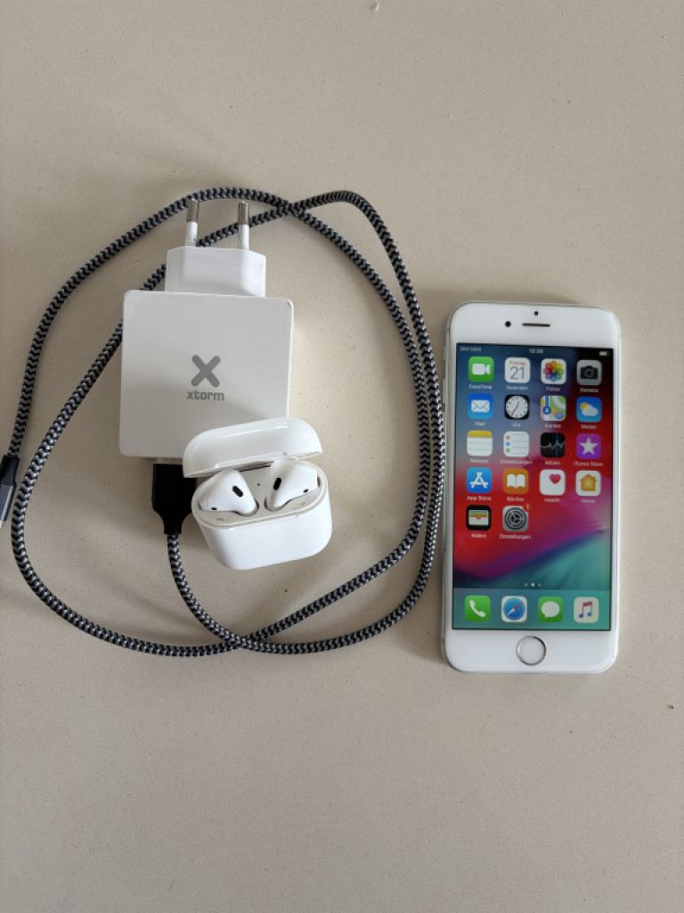 iPhone 6 64GB inklusive AirPods und Ladekabel