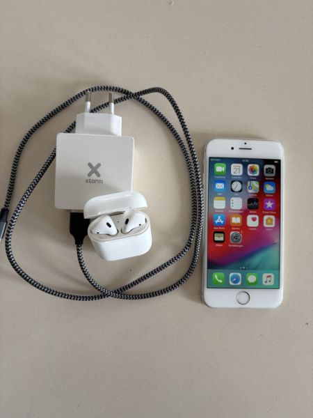 iPhone 6 64GB inklusive AirPods und Ladekabel