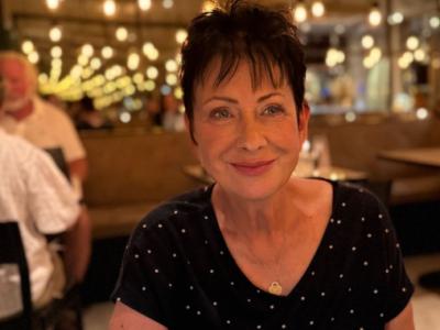 Jung gebliebene Geli sucht nette Kontakte für Café-Besuche und Rommé