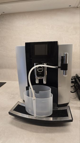 Jura E8 Platin Kaffeemaschine + Kühlgerät Cool Control