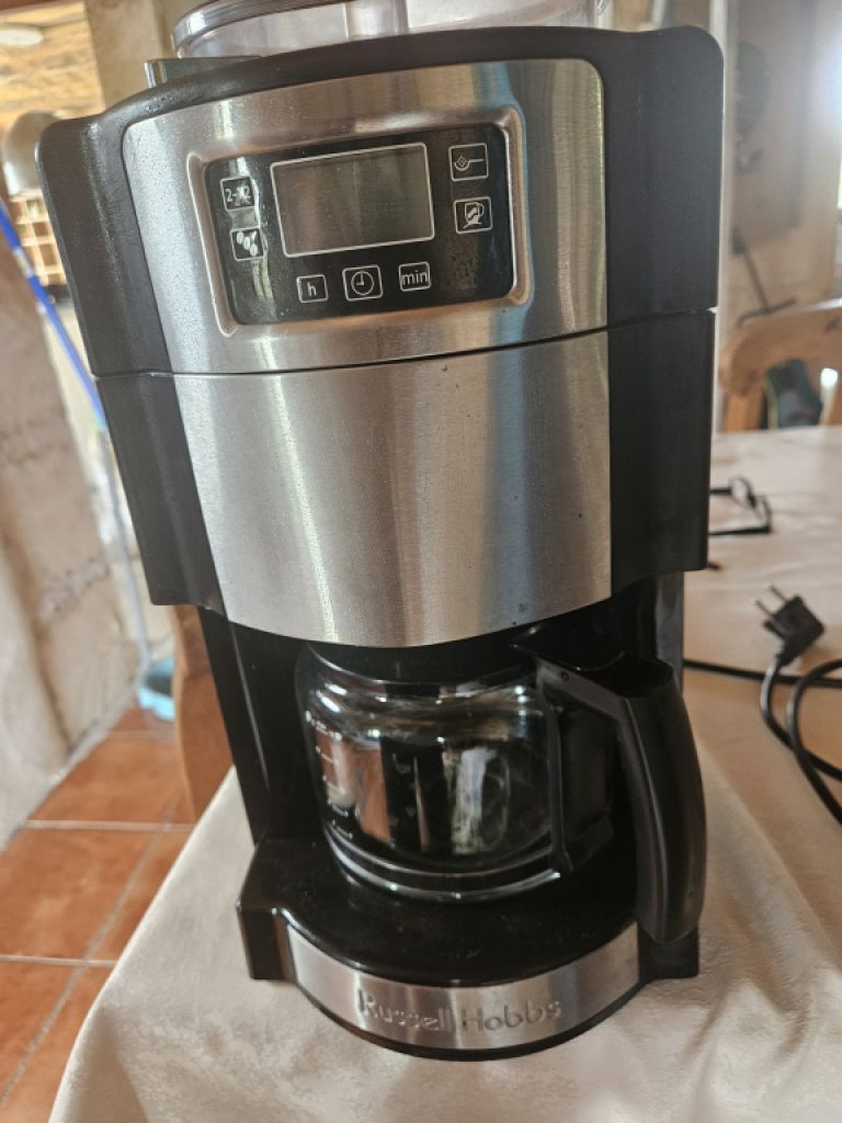 Coffee machine with grinder.