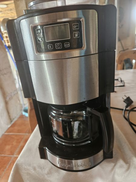 Coffee machine with grinder.