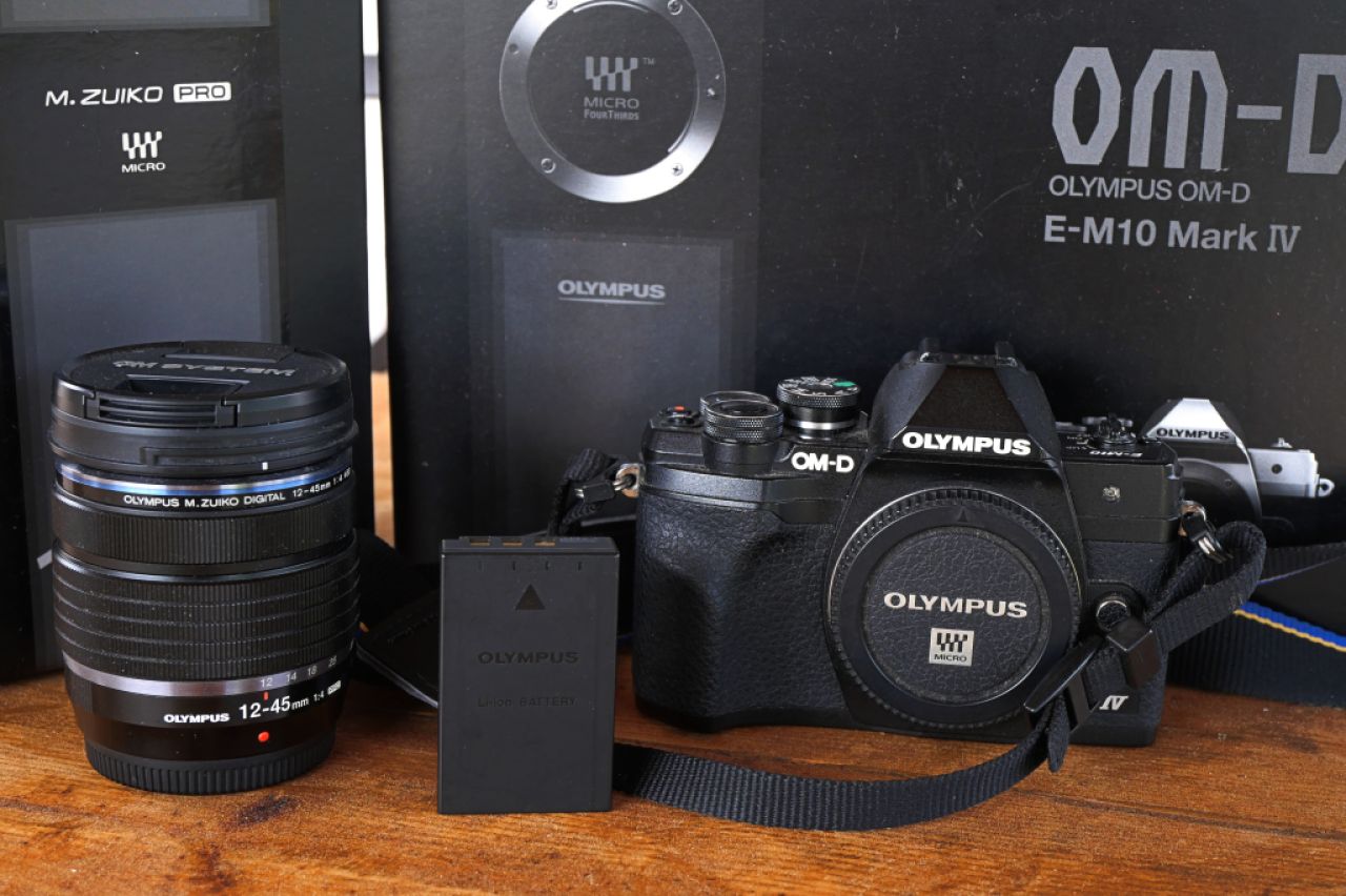 Kamera. Olympus OM-D E-M10 Mk IV mit Olympus 12-45 f4 Pro Objektiv