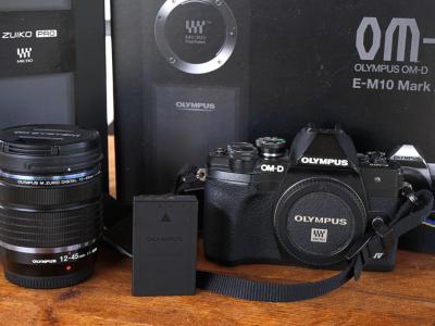 Kamera. Olympus OM-D E-M10 Mk IV mit Olympus 12-45 f4 Pro Objektiv