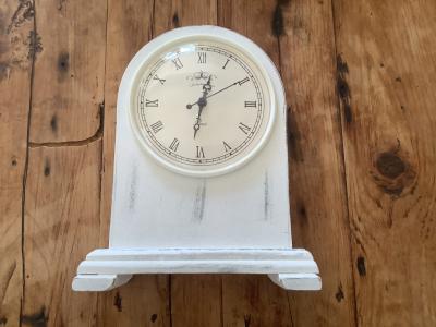 Mantel clock in shabby white, 23 cm high and 20 cm wide at base, battery operated