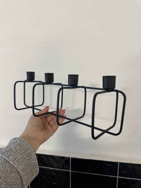 Kerzenständer schwarz - genutzt als Adventskranz für 4 schmale Kerzen - Länge 40 cm