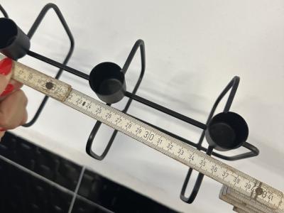 Kerzenständer schwarz - genutzt als Adventskranz für 4 schmale Kerzen - Länge 40 cm