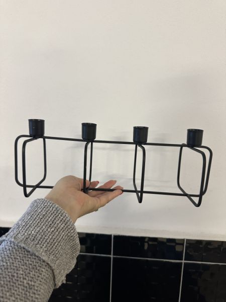 Kerzenständer schwarz - genutzt als Adventskranz für 4 schmale Kerzen - Länge 40 cm