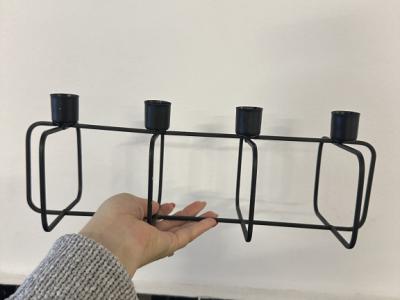 Kerzenständer schwarz - genutzt als Adventskranz für 4 schmale Kerzen - Länge 40 cm