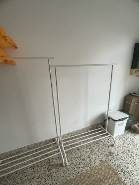 Kleiderstangen auf Rollen und höhenverstellbar neuwertig