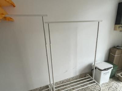 Kleiderstangen auf Rollen und höhenverstellbar neuwertig