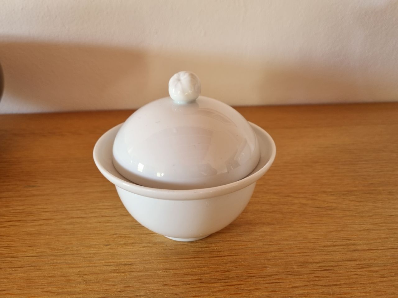 Small bowl of the brand Thomas with lid