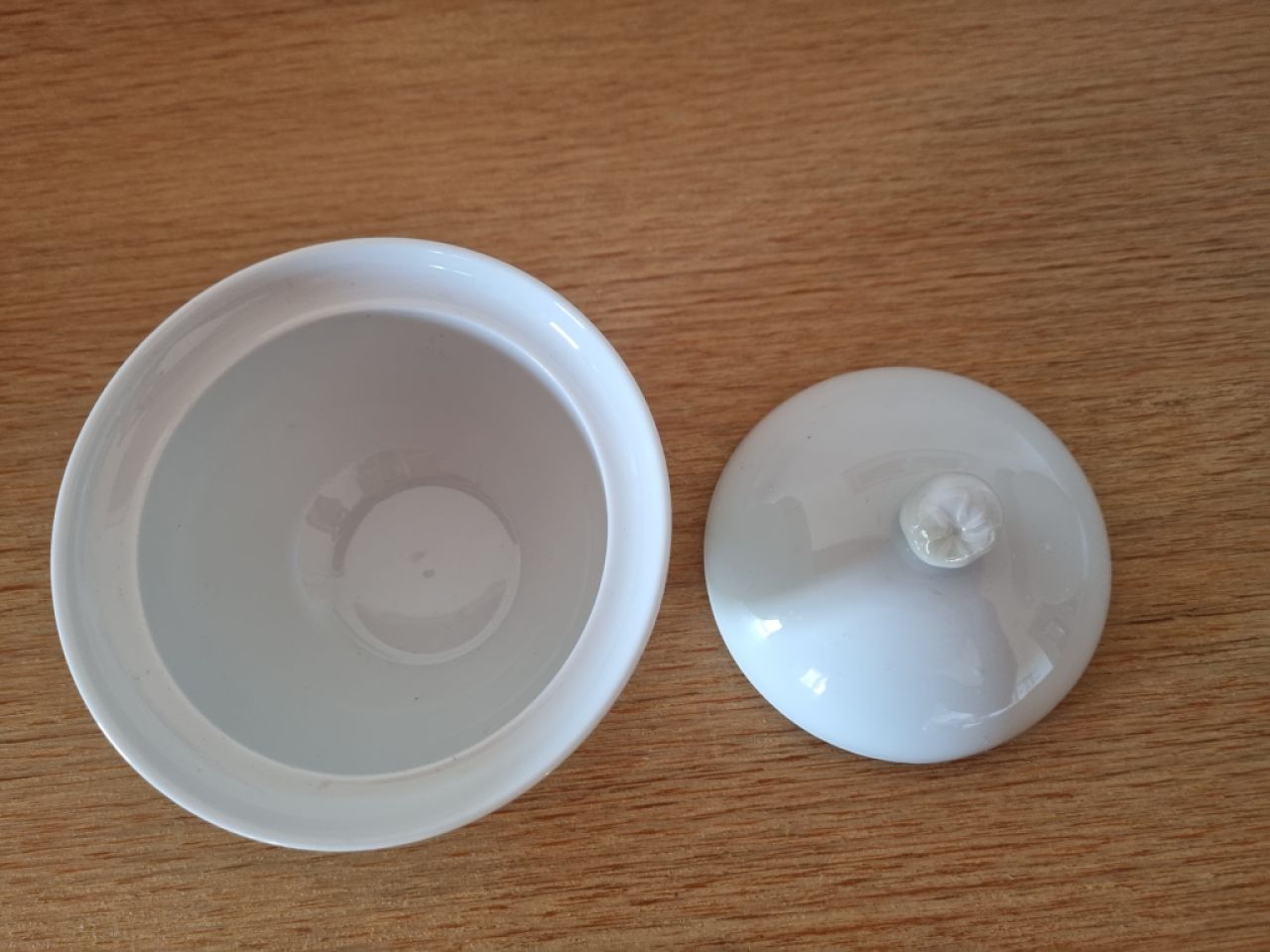 Small bowl of the brand Thomas with lid