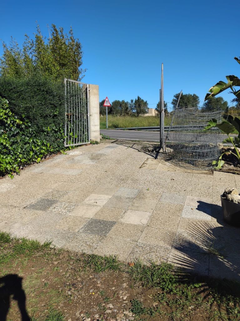 Kleiner Garten mit Gartenhaus vor Arta