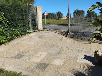 Kleiner Garten mit Gartenhaus vor Arta