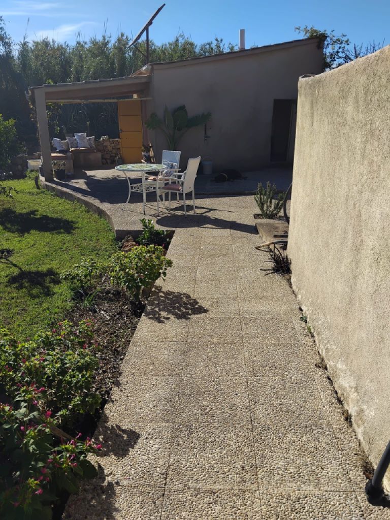 Kleiner Garten mit Gartenhaus vor Arta