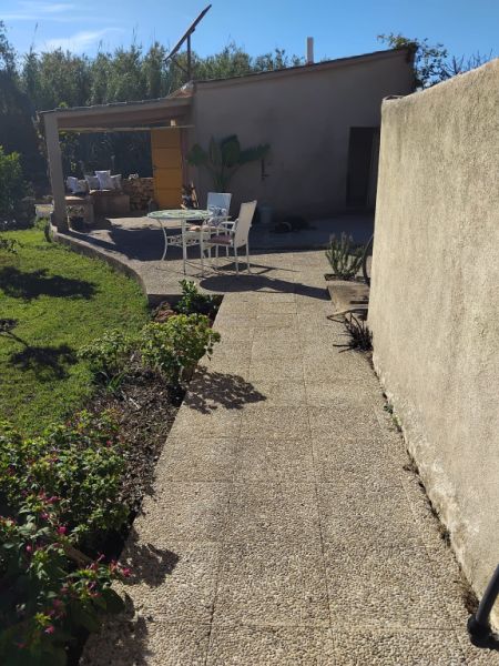 Kleiner Garten mit Gartenhaus vor Arta