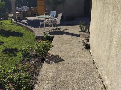 Kleiner Garten mit Gartenhaus vor Arta