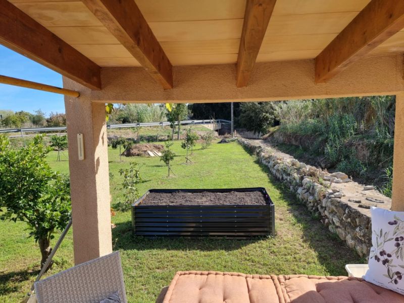 Kleiner Garten mit Gartenhaus vor Arta