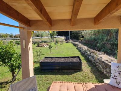 Kleiner Garten mit Gartenhaus vor Arta