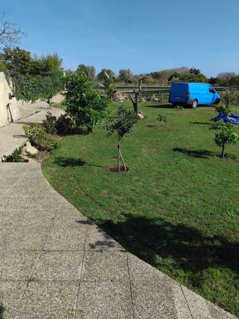 Kleiner Garten mit Gartenhaus vor Arta