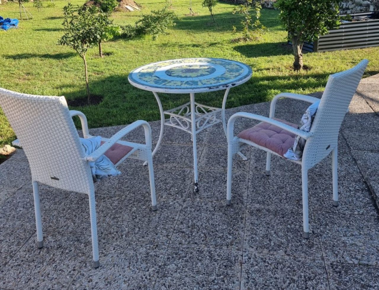 Kleiner Garten mit Gartenhaus vor Arta