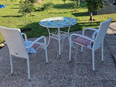 Kleiner Garten mit Gartenhaus vor Arta