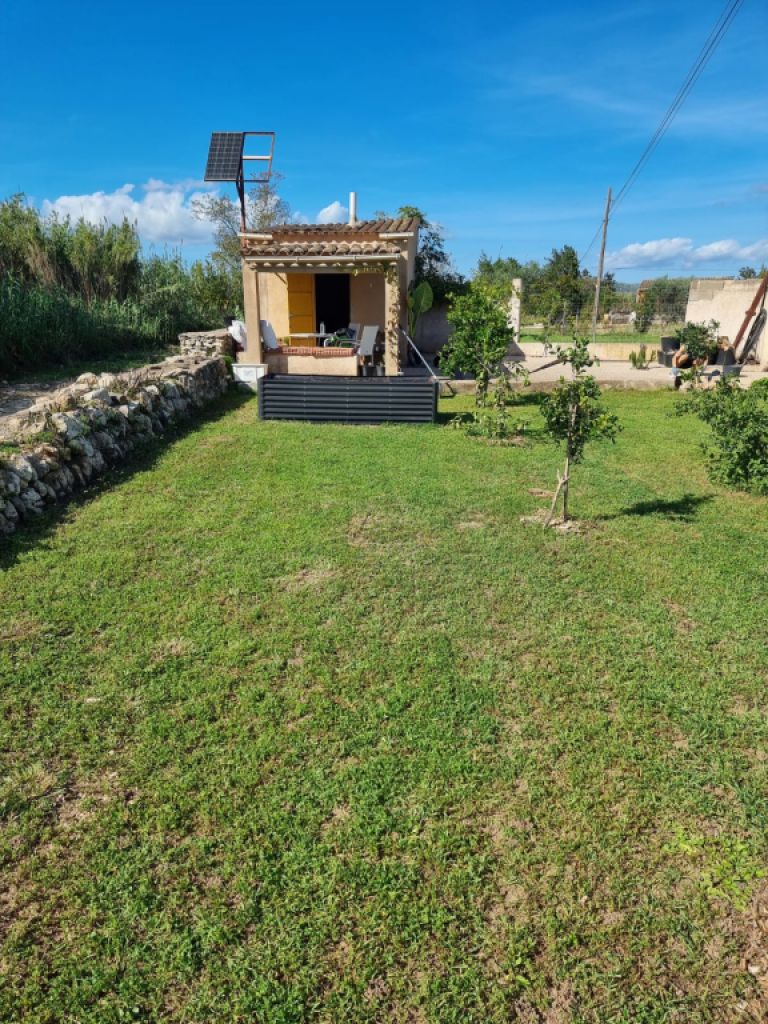 Kleiner Garten mit Gartenhaus vor Arta