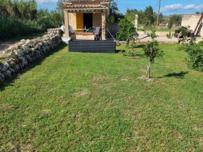 Kleiner Garten mit Gartenhaus vor Arta