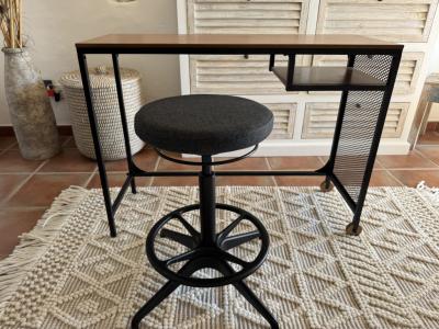 Small desk like new – free to take