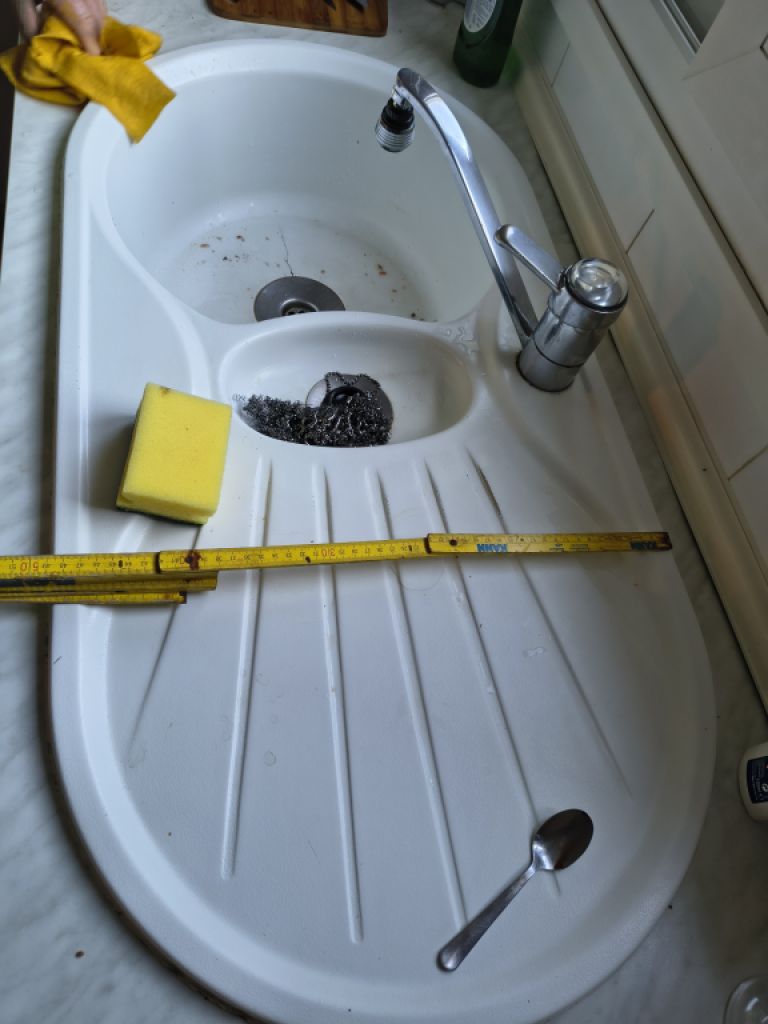 Se busca fontanero para reemplazo de fregadero de cocina en Betlem