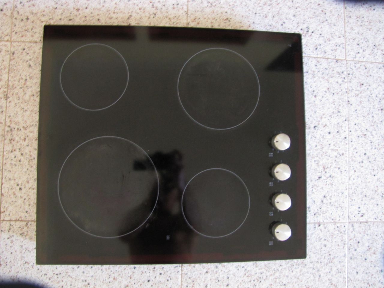 Glass-ceramic cooktop with 4 zones