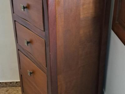 Kommode / hohe Schubladenkommode