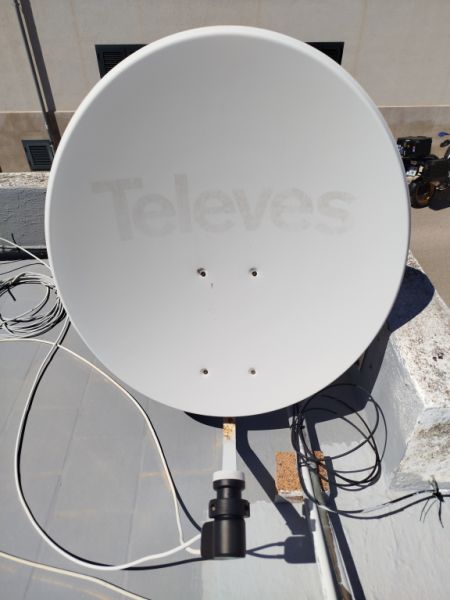 Complete satellite system - dish + LNB + receiver