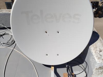 Complete satellite system - dish + LNB + receiver