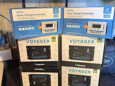 Komplettes Solarpaket mit Outback-Wechselrichter 3000W, Solarmodulen und Reglern – Installationsbereit