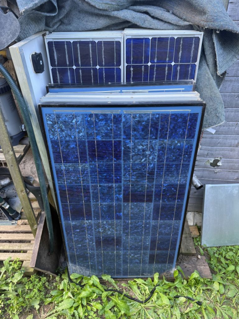 Komplettes Solarpaket mit Outback-Wechselrichter 3000W, Solarmodulen und Reglern – Installationsbereit