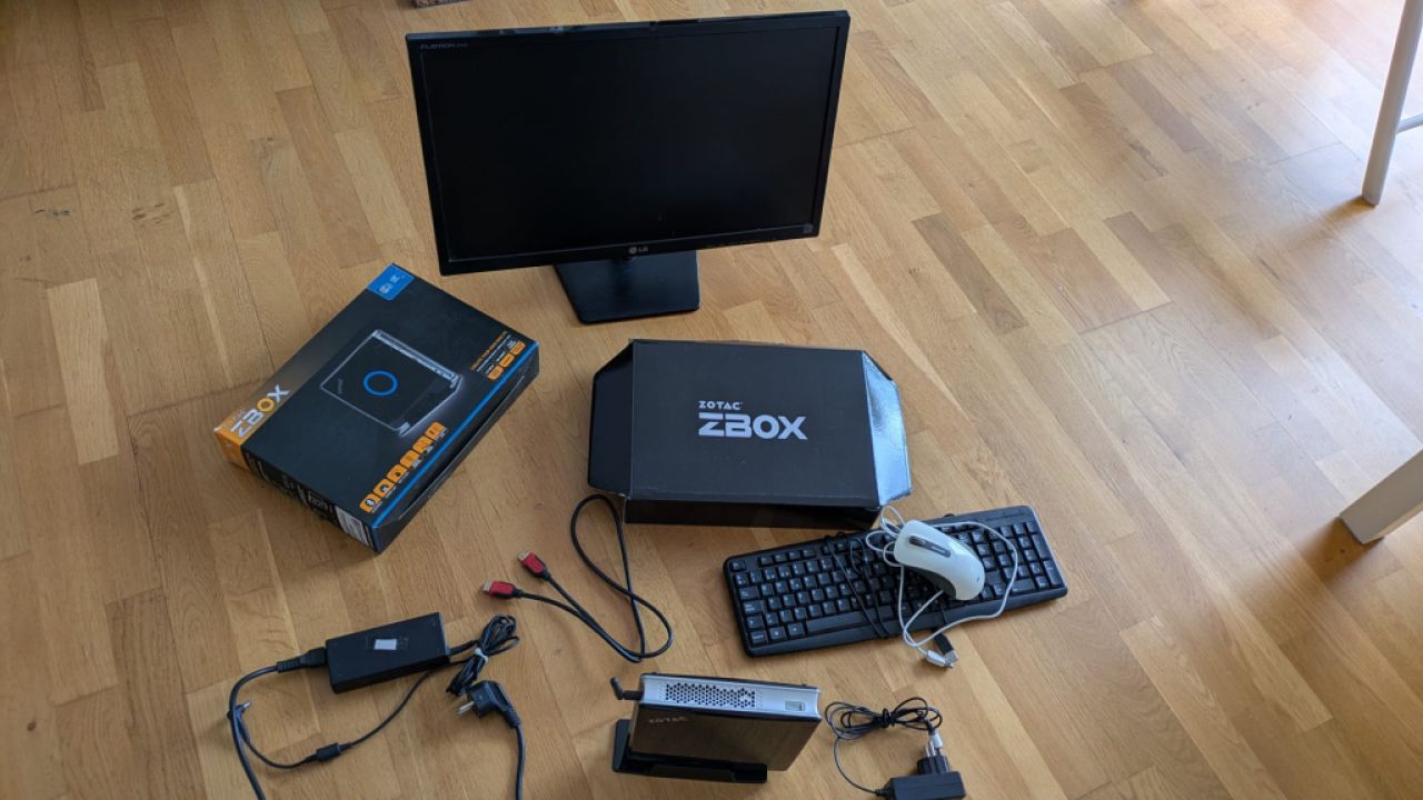 Komplettset ZOTAC ZBOX ID82 + LG-Monitor + Tastatur und Maus