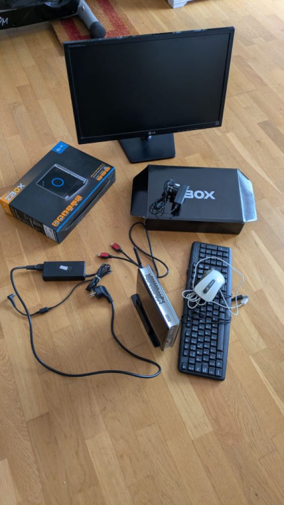 Komplettset ZOTAC ZBOX ID82 + LG-Monitor + Tastatur und Maus