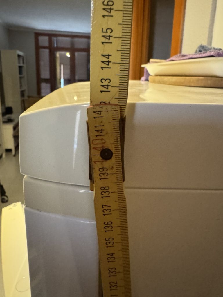 Refrigerator with freezer compartment