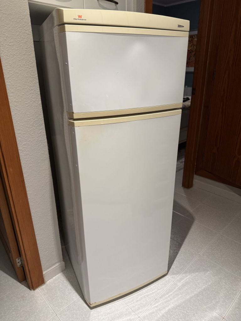Refrigerator with freezer compartment