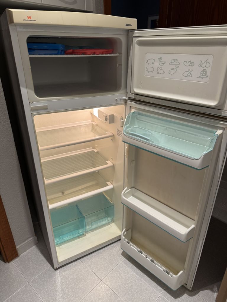 Kühlschrank mit Gefrierkombi.