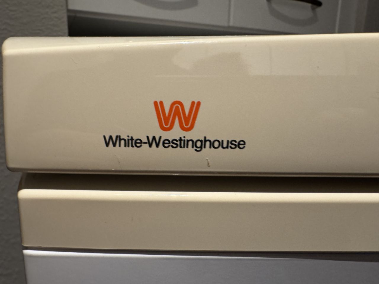 Kühlschrank mit Gefrierkombi.