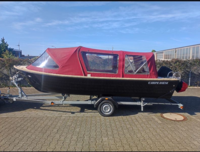 Storage hall - parking space for boat trailer with boat